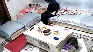 Cha dưỡng dụ dỗ con gái 2k10 chơi điện thoại, tụt quần con bé nghịch lồn rồi đụ luôn.
