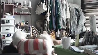 Bé gái ngủ trần truồng thấy nứng lồn liền bắt con chó nghịch cặc.