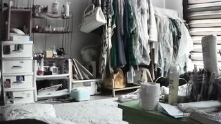 Bé gái ngủ trần truồng thấy nứng lồn liền bắt con chó nghịch cặc.