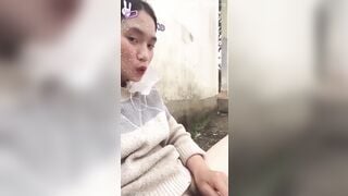 Lén ra sau nhà dùng sextoy để thủ dâm