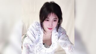 Gái xinh không mặc áo lót cúi xuống lộ vú to đẹp con rên la kích thích