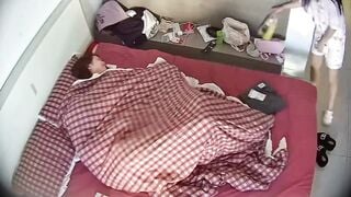 cùng bạn thân của bạn gái mở phòng, lén lút làm tình trong chăn