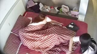 cùng bạn thân của bạn gái mở phòng, lén lút làm tình trong chăn