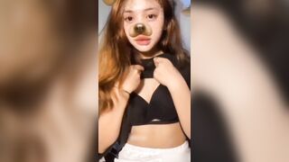 Bé học sinh show vú