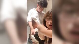 "Địt nhẹ thôi, tao đái ra là bị phát hiện đấy" dắt nhau vào nvs trường để địt nhau