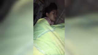 Bác 2 uống rượu ngủ say bị cháu họ tụt quần nhìn trộm lồn mà lồn cô có sợi lông bạc.