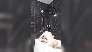 Vừa tắm vừa địt em ghệ dáng nuột
