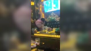 Liếm vú gái xinh trong karaoke