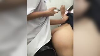 Nứng quá đang học ko chịu nổi đành gọi bạn gái vào toilet đeo bao đụ cho an toàn.