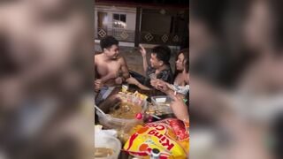 Nhậu cùng đám bạn mà em kéo quần sì líp lên lộ mép lồn rồi vỗ lồn bốp bốp là sao vậy.