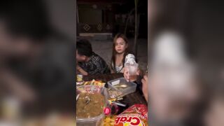 Nhậu cùng đám bạn mà em kéo quần sì líp lên lộ mép lồn rồi vỗ lồn bốp bốp là sao vậy.