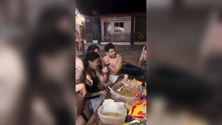 Nhậu cùng đám bạn mà em kéo quần sì líp lên lộ mép lồn rồi vỗ lồn bốp bốp là sao vậy.