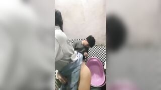 Đi học về chưa kịp thay đồ em gái 2k9 bị anh họ dắt vào toilet bú cặc còn đụ ko bao.