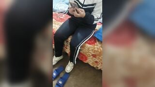 Nứng cặc nên vào phòng em kế nhờ nó bú cu để xuất tinh