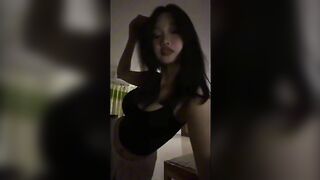 Cô gái trẻ thu hút với kỹ năng nói chuyện chuyên nghiệp