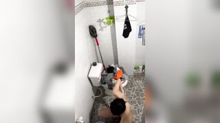 Thanh niên gan thật vào tận phòng quay lén bà chị hay cởi chuồng