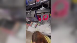 Chị đồng nghiệp thích bú mút cặc khủng dài đen ở quầy bán hàng