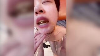 Nữ chủ nhân huấn luyện chó cái dâm đãng,bắt há mồm bú lồn đái vào mồm cho uống