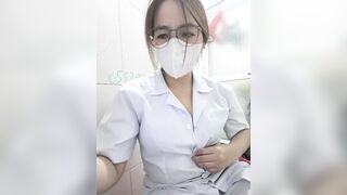 Cô bác sĩ vừa hết ca đã về nhà thủ dâm lồn múp