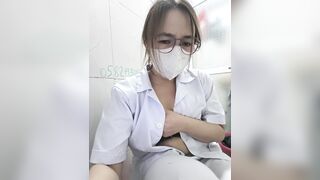 Cô bác sĩ vừa hết ca đã về nhà thủ dâm lồn múp