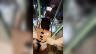 vừa chổng mông địt em vừa ngắm phố phường