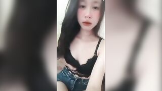Cô gái lôi cuốn xuất hiện với phong cách ấn tượng