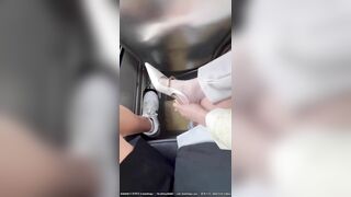 Trên xe buýt đông người, tôi ngồi sát bên anh rể. Tay nắm lấy thứ đã cứng ngắc