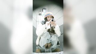 Quay lén ở TTTM, Gái Xinh Loli lồn rậm lông đi đái múp vcl ra