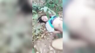 Cặp đôi học sinh lén lút đụ nhau trong vườn bị chủ vườn phát hiện xưa đuổi đi.