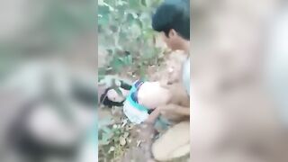 Cặp đôi học sinh lén lút đụ nhau trong vườn bị chủ vườn phát hiện xưa đuổi đi.