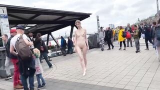 Em tây xinh nude giữa đường đông người