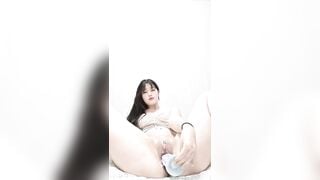 Gái xinh dâm lồn đeo khuyên thủ dâm bằng vu giả dâm đãng phần 1