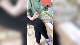 Mua Bún Bò Cho Gái Xinh mặc Legging, Được Bú Liếm Cu nghịch vú Loli hồng