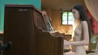 Piano này trắng to tròn quá
