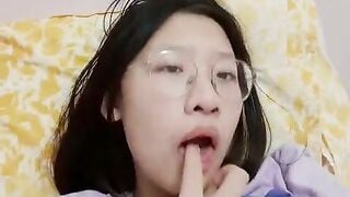 Kính cận vú to mới lớn có sở thích thủ dâm show hàng 2