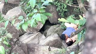 Đi leo núi vô tình bắt gặp quay lén đc cặp đôi trốn lên núi đè nhau ra đụ public
