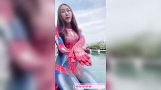 Em Người Nhện Đang Đi Giải Cứu Thế Giới Mà Lên Cơn Nứng Phải Thủ Dâm Trước Đã