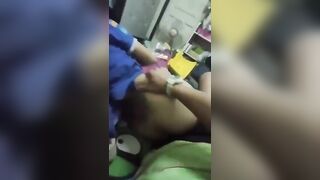 Dì út mãi mê bấm điện thoại bị thằng cháu họ 2k10 đụ từ phía sau.