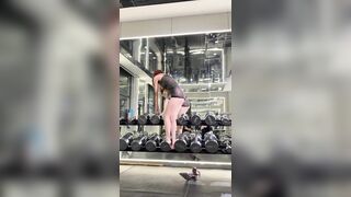 Gái dâm xinh chụp ảnh nude trong phòng tập gym bú lồn non đẹp