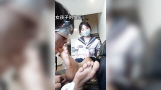 như con chó cái lớp trưởng xinh đẹp này, quỳ dưới chân chủ nhân mà liếm đôi chân nguy