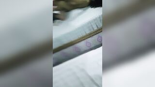 Lần đầu dắt em ny vào nhà nghỉ quay clip địt nhau vừa nhấp vừa xoa vú e cực phê