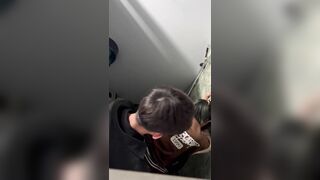 Quay lén Đi vệ sinh siêu thị bắt gặp cặp đôi mới lớn địt nhau trong toilet