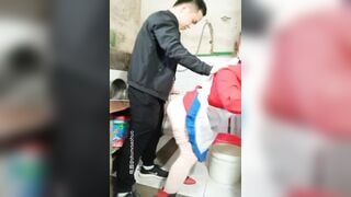 Thím út đang nấu nướng tại bếp thằng cháu họ nứng cặc lao vào xin thím đụ cực đả.