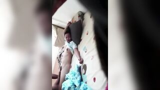 Con dâu đang nằm ngủ say thì bố chồng lén vào mò lồn rồi đụ tới tấp.
