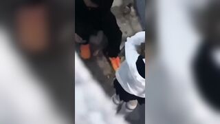 Những thước phim quay lén ngoài trời của một cặp đôi trẻ.