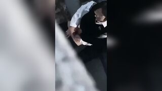 Những thước phim quay lén ngoài trời của một cặp đôi trẻ.
