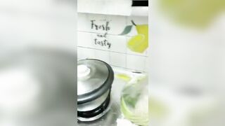 Bác họ chiều thg cháu, Nấu ăn cho nó tụt quần nghịch lồn rậm lông ở bếp