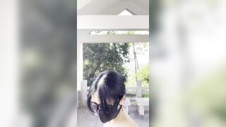 Em gái xinh khỏa thân đi dạo ngoài đường