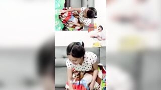 Cháu gái đưa bánh cho dì út phát hiện dì út đang tụt quần thủ dâm.