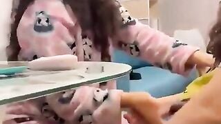 2 cô gái les yêu nhau hẹn hò móc lồn cho nhau cực cuốn.